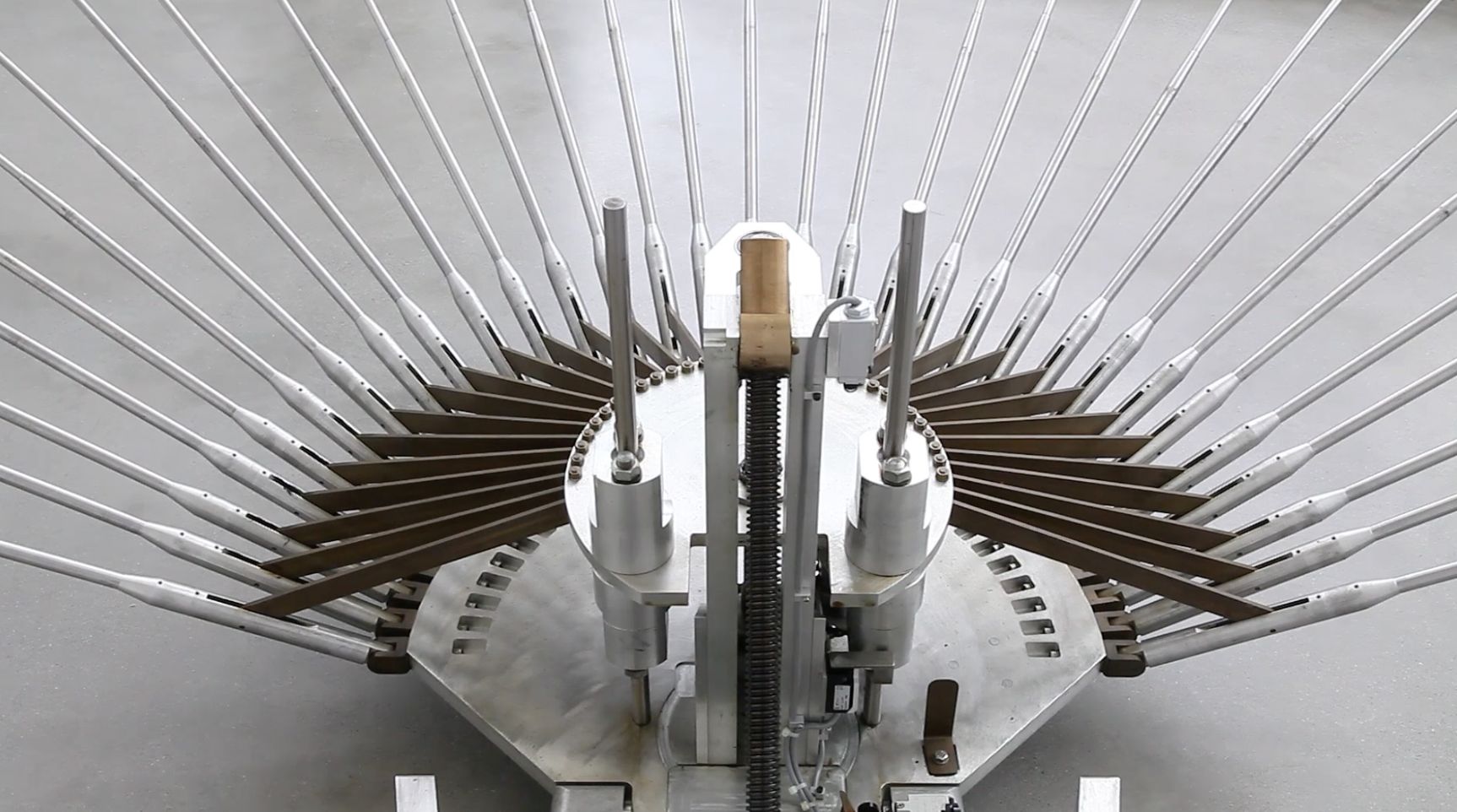 Rundes Metallgerät mit vielen radialen Stangen und zentralem Mechanismus